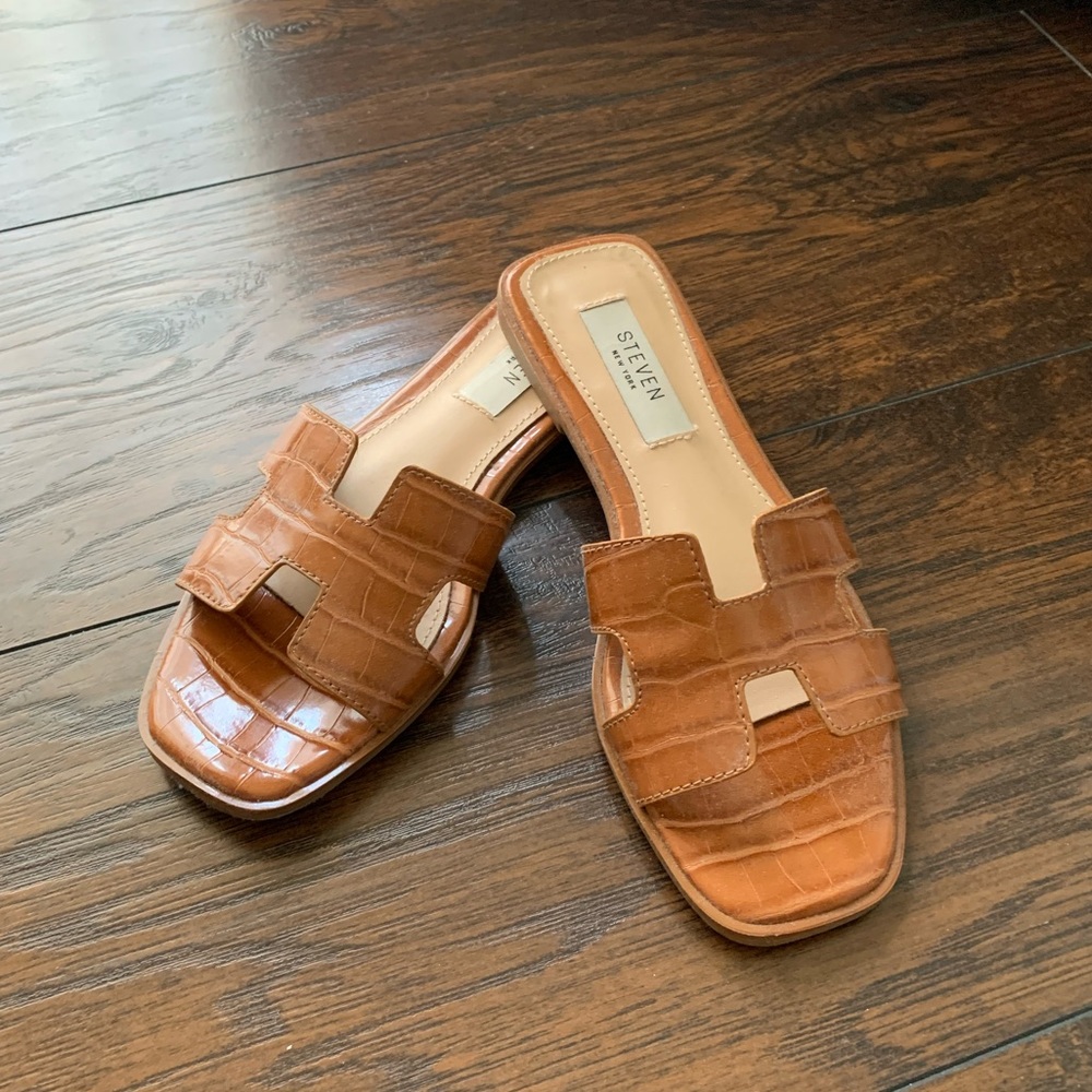 COGNAC CROC SANDALS
